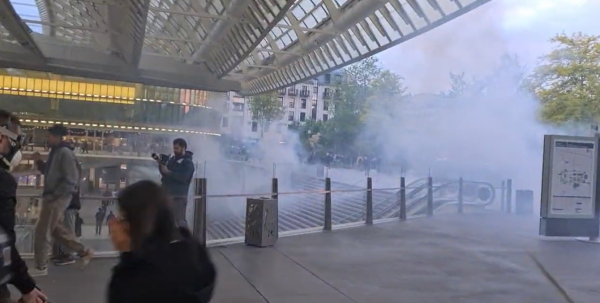 A Paris, la police charge et gaze les manifestants anti-Macron le soir du 2nd tour