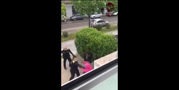 Etat espagnol : un policier dégaine son arme face à une femme qui brandit une... claquette