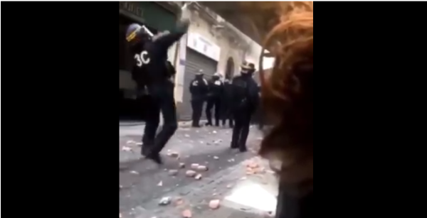 A Montpellier, des CRS jettent des pavés sur les manifestants