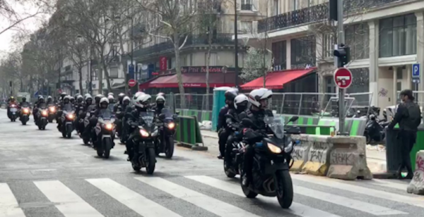 VIDEO. Paris, acte 18 : des colonnes de policiers à moto pour fouiller les Gilets Jaunes