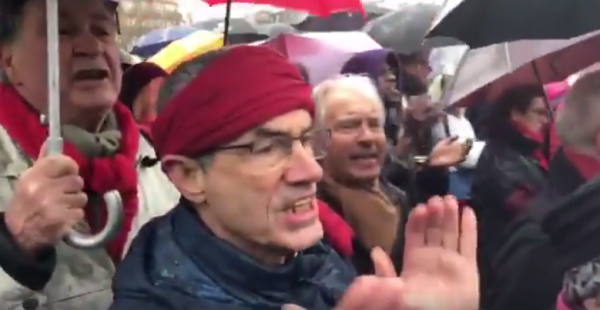 VIDEO. « Merci la police » chantent les Foulard Rouges aux policiers 
