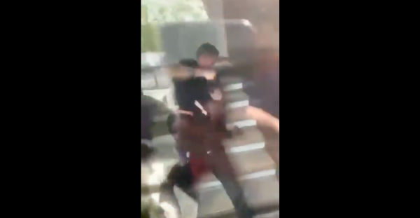 « C'est une agression » : un policier filmé en train de frapper un jeune dans un hall au Blanc-Mesnil