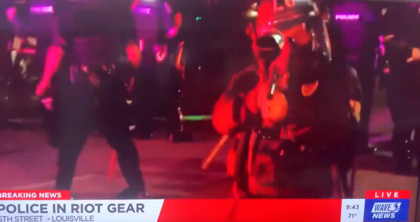 VIDEO. Un policier tire au paintball sur une journaliste à Louisville !