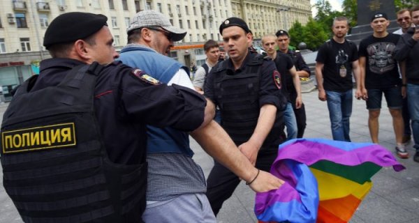 La police tchétchène demande aux parents de tuer leurs enfants homosexuels