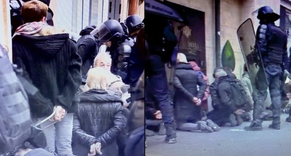 Acte 53 : Des manifestants mis à genoux, les mains ligotées, à la sortie de la nasse Place d'Italie