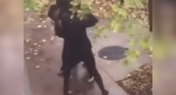 “Nique le !” Des policiers frappent et interpellent violemment un homme à Vitry-Sur-Seine