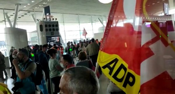 Les salariés d'ADP bloquent les aéroports de Roissy et Orly contre les attaques de leur direction !