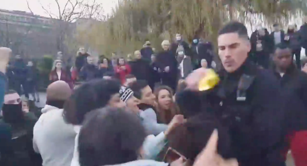 Paris : la police disperse et réprime des gens qui dansaient à coups de taser