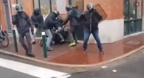 Vidéo. Pendant l'acte VI, 6 policiers en civil tabassent un Gilet Jaune au sol