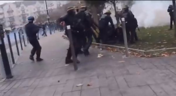 VIDEO. A Nantes, des CRS tabassent en meute une femme à terre avant de repartir.