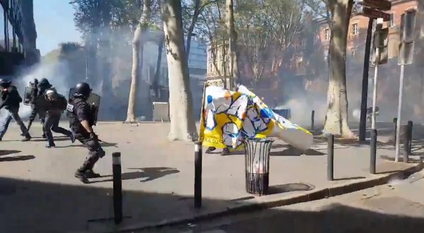 VIDEO. Toulouse : La BAC charge violemment pour... récupérer une banderole