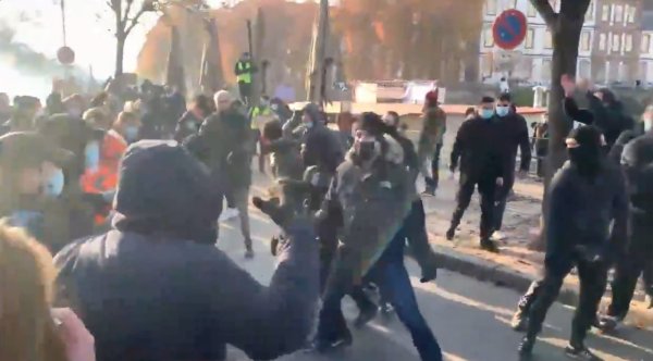 Strasbourg. Une dizaine de militants d'extrême-droite agressent les manifestants et se font expulser