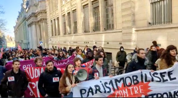 « On continue la mobilisation » : 500 étudiants en manifestation sauvage à Paris