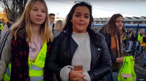 Normandie : les lycéens de Saint-Lô bloquent un rond point en soutien aux gilets jaunes