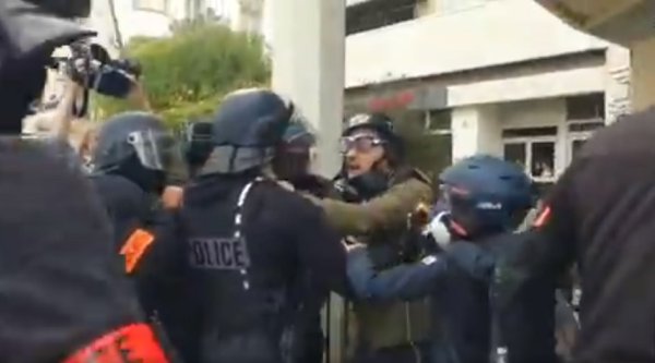 VIDEO : Des policiers jettent par terre le téléphone du journaliste militant Taha Bouhafs