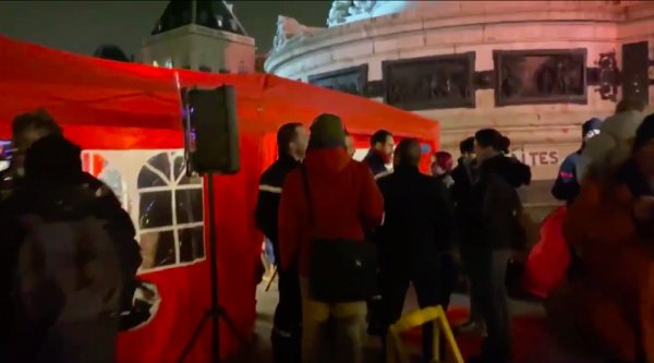 VIDEO. Les pompiers préparent le 5 décembre en occupant la Place de la République 