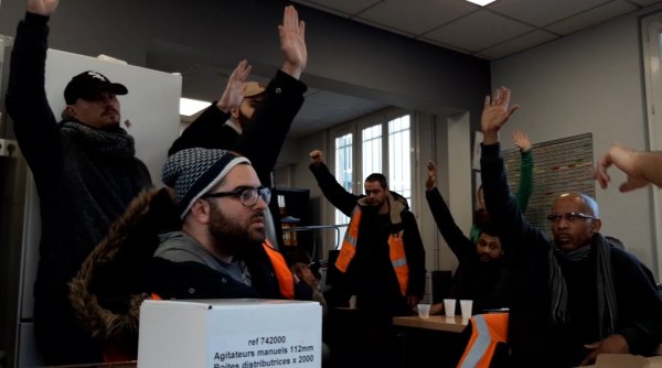 Les grévistes du Bourget reconduisent la grève à l'unanimité