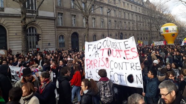 A Paris, 10 000 manifestants battent le pavé contre le plan étudiant