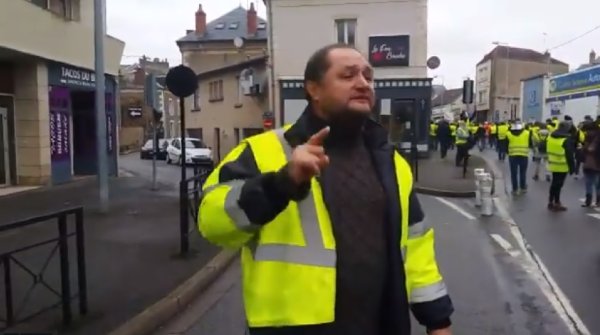 Bourges : Leclerc interdit l'entrée du magasin aux Gilets Jaunes qui veulent s'acheter à manger !