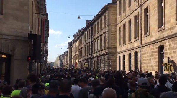 VIDEOS. Bordeaux : mobilisation massive malgré les tirs de LBD et plusieurs blessés