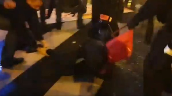 VIDEO. A Paris, violences policières inouïes contre des manifestants qui tentent de venir en aide aux interpellés