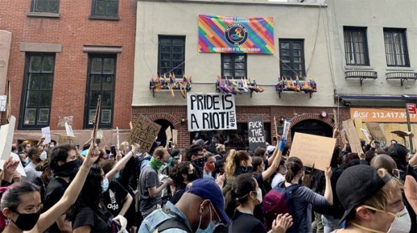 New-York. A Stonewall, des milliers de manifestants contre les violences racistes et transphobes