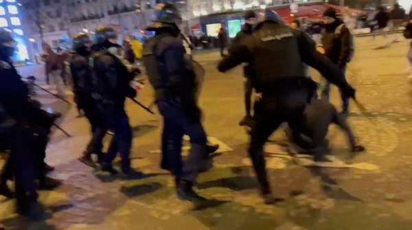 Interpellations, gaz et violences policières : Macron réprime violemment le convoi de la liberté