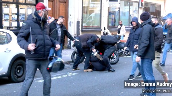 « T'apprends aux élèves à se couper les couilles » : la BAC interpelle violemment un enseignant à Paris