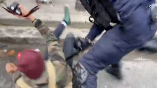 Un manifestant amputé d'un testicule après un matraquage policier, l'État tente de le décrédibiliser 