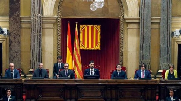 Le Parlement catalan coincé entre les menaces de Rajoy et l'indécision du mouvement indépendantiste