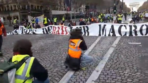 « Faisons tous dérailler Macron » : un cortège de cheminots rejoint les gilets jaunes !