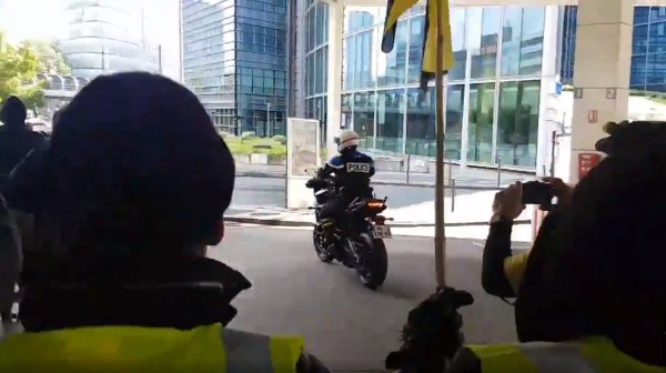 VIDEO. Paris : voltigeurs et motards de la police se replient sous les hués des Gilets Jaunes