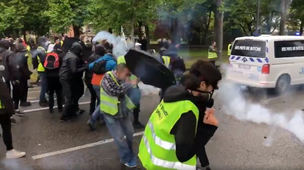 VIDEO. Aux abords du parlement Européen, une pluie de lacrymo s'abat sur les manifestants