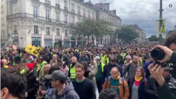 Vidéos. Mobilisation massive à Nantes pour l'acte 26, le camion à eau déployé