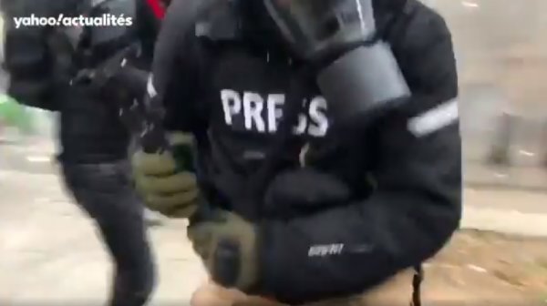 Cortège Parisien : un policier lance délibérément une grenade aux pieds d'un reporter !