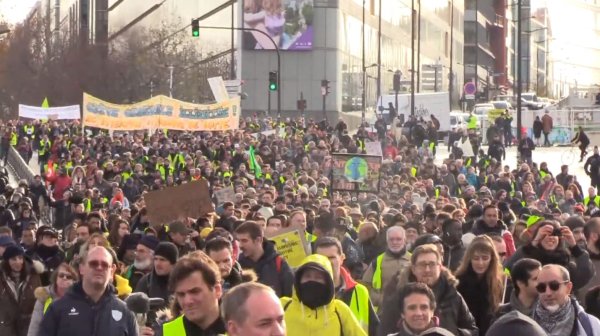 VIDEO. Acte 56 : étudiants et militants syndicaux convergent avec les Gilets jaunes à Paris