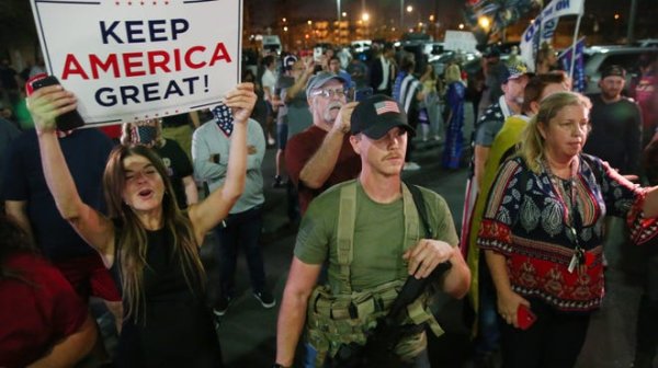 Une centaine de manifestants pro-Trump armés devant un bureau de vote en Arizona