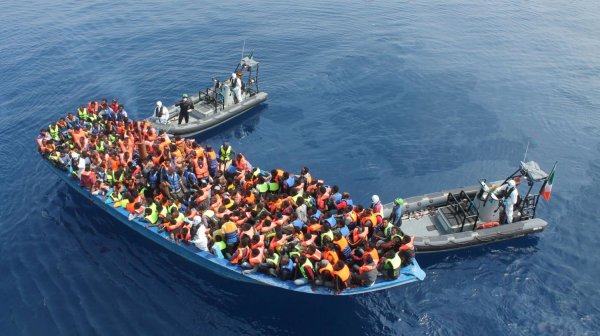 Macron veut créer des camps de migrants en Libye, loin des regards français