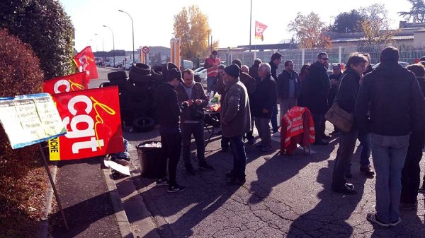 Piquet de grève chez Martin Brower, le fournisseur des McDonald's de Toulouse
