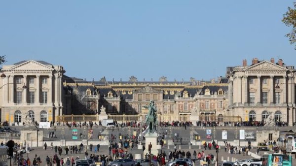 Macron ouvre les portes de Versailles aux grands patrons des multinationales