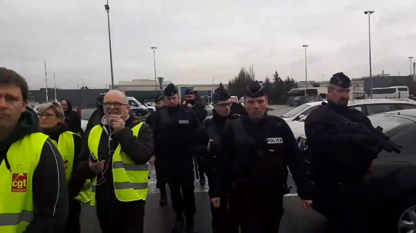 « Des policiers armés dans les ateliers ». Macron chez TOYOTA : l'envers du décor médiatique