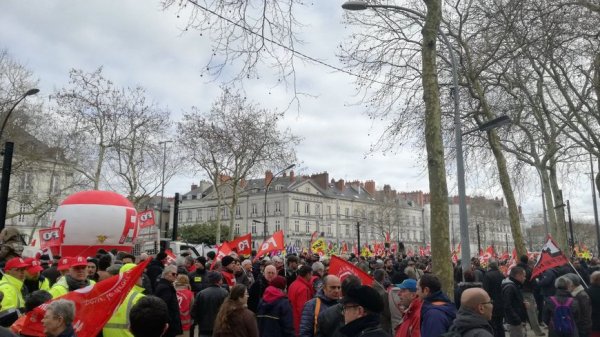 Forte mobilisation à Nantes. La BAC interpelle 7 manifestants, des policiers cagoulés contre les blocages lycéens