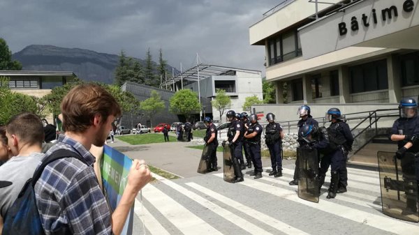 Grenoble. Des fachos incendient la fac, et les flics délogent les étudiants mobilisés