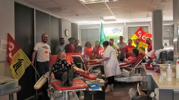A Valence, les cheminots grévistes donnent leur sang pour l'hôpital public