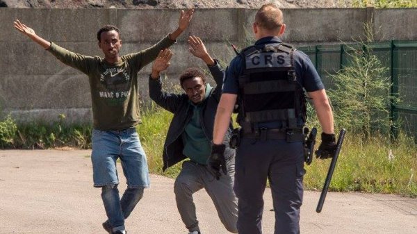 Des policiers tabassent un migrant et menacent des passants voulant appeler les secours