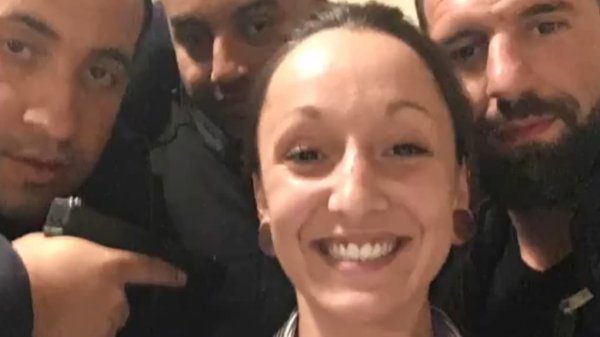 Selfie de Benalla l'arme au poing : « Macron se tenait à 1m50, en face » selon la serveuse
