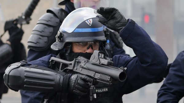 Nantes. Quand la police exhibe ses flash-balls et fusils d'assaut sur la place publique 