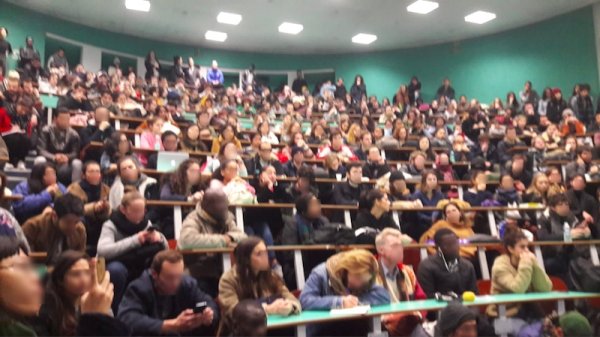 600 personnes en Assemblée Générale à l'Université de Paris 8 sur les frais d'inscription