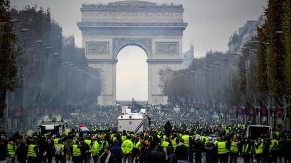 Fouilles et contrôles systématiques d'identité aux Champs-Elysées, le gouvernement veut (encore) limiter notre droit à manifester !