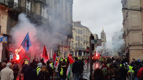 Bordeaux : jonction inattendue des gilets jaunes et rouges, face à une brutale répression policière